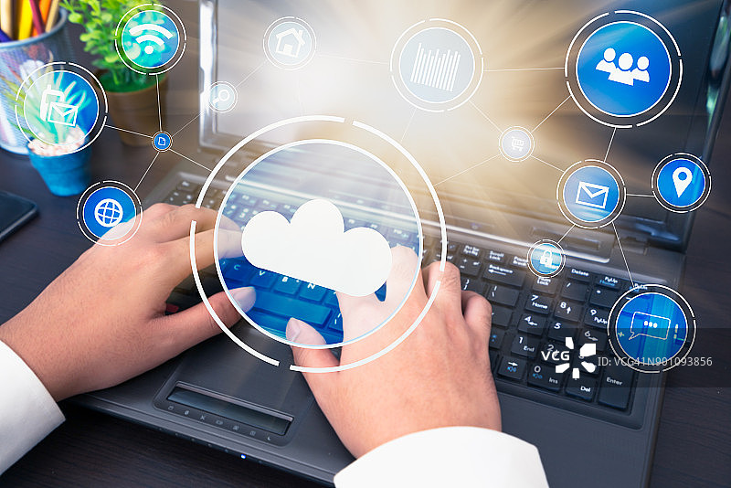 使用笔记本电脑的商人，科技互联网概念图片素材