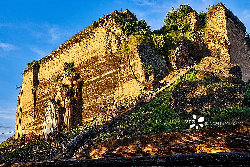 缅甸敏贡的巴托道吉佛塔图片素材