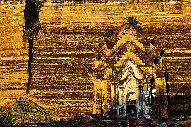 缅甸敏贡的巴托道吉佛塔图片素材