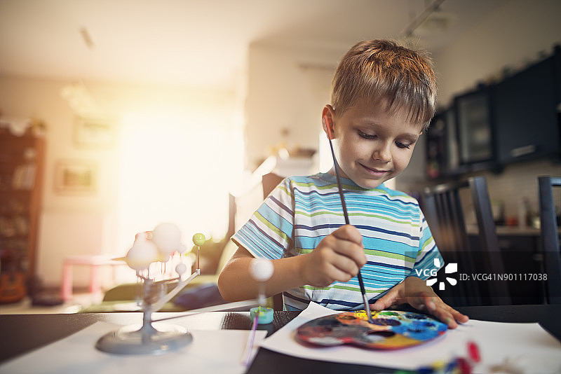 小男孩绘制太阳系模型图片素材