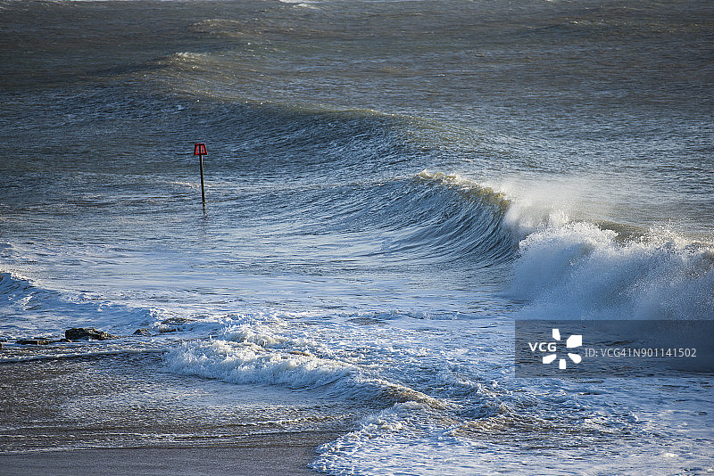 多塞特郡埃文海滩的风暴波浪图片素材
