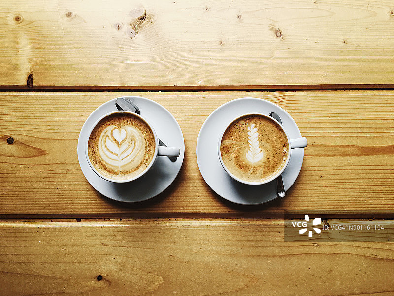 俯视木桌上的两杯咖啡图片素材