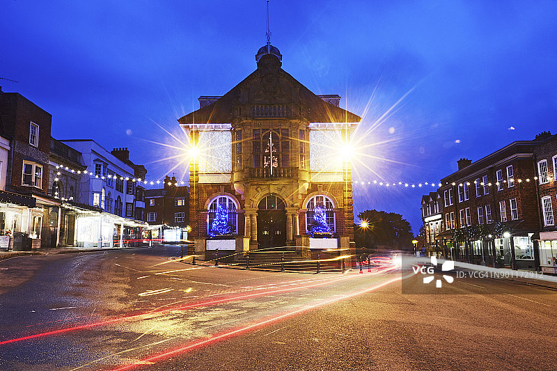 圣诞节期间灯火通明的马尔堡大街和城镇图片素材