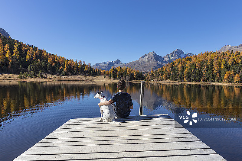 儿童与小狗图片素材