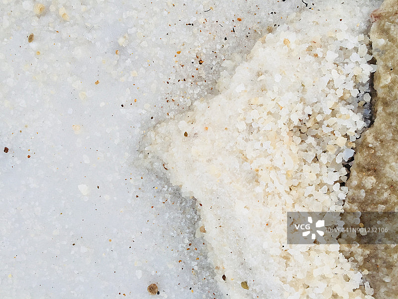 约旦死海海岸的盐粒特写图片素材