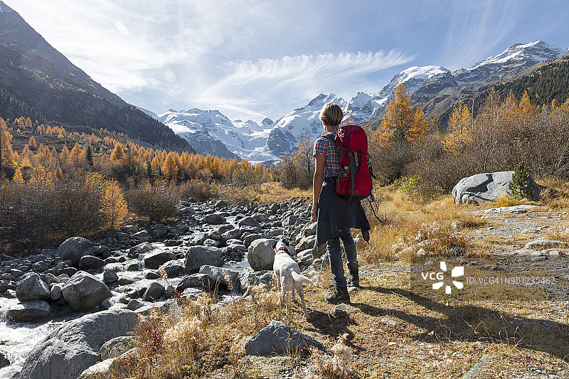 在瑞士徒步旅行的单人旅行者图片素材