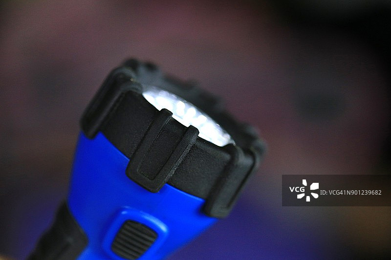 手电筒上的照明镜头图片素材