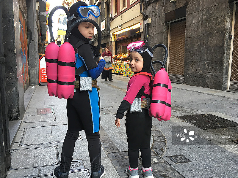 装扮成潜水员的兄弟俩图片素材