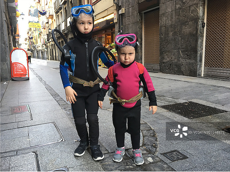 装扮成潜水员的兄弟俩图片素材