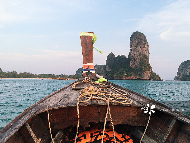 在泰国甲米府莱利海滩航行的长尾船图片素材