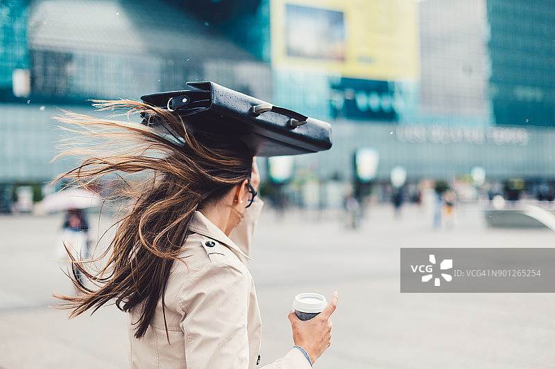 雨中遮挡的女商人图片素材