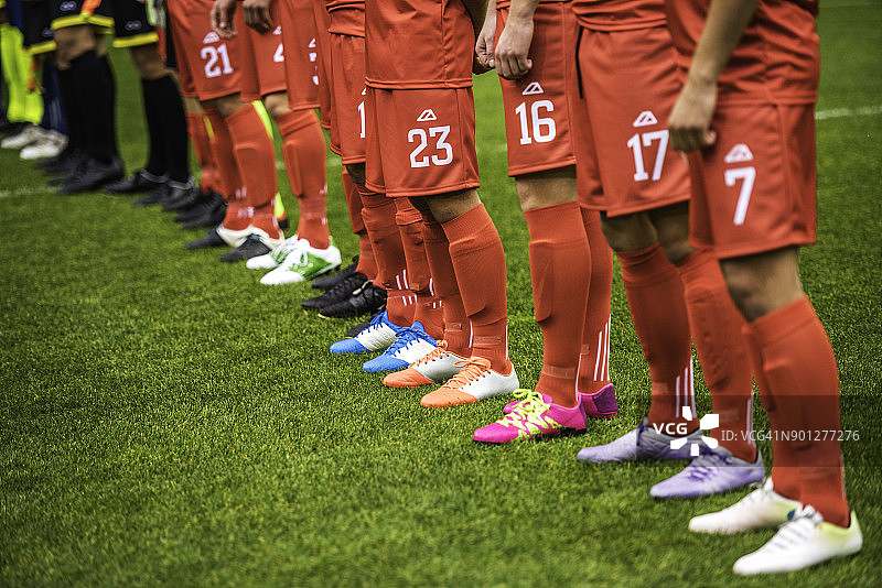 足球运动员和裁判在比赛开始时排队站立图片素材