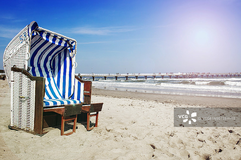 阳光明媚的沙滩上的沙滩椅（德国石勒苏益格-荷尔斯泰因州廷门多夫费尔 Strand）图片素材