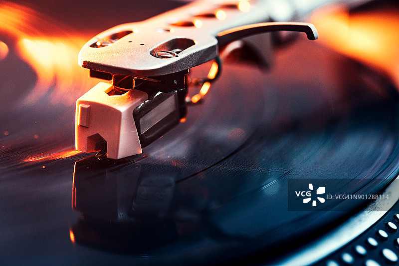 黑胶唱片上的唱针特写图片素材