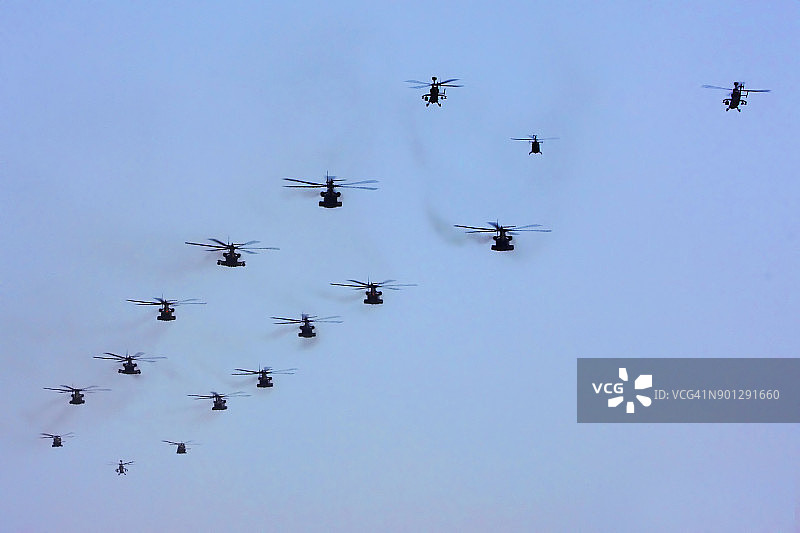 天空中的军用直升机（德国勃兰登堡）图片素材