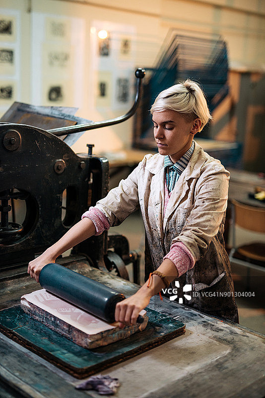 有才华的女人用平版印刷石制作有趣的可销售物品图片素材