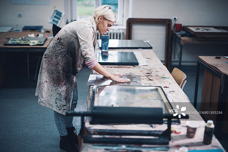 艺术家在模具表面涂抹深色墨水图片素材