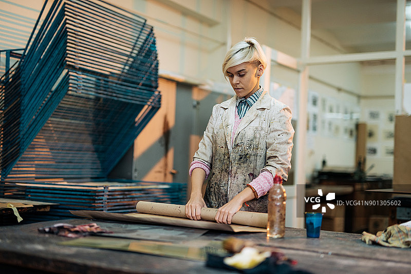 女工在模具表面涂抹深色墨水图片素材