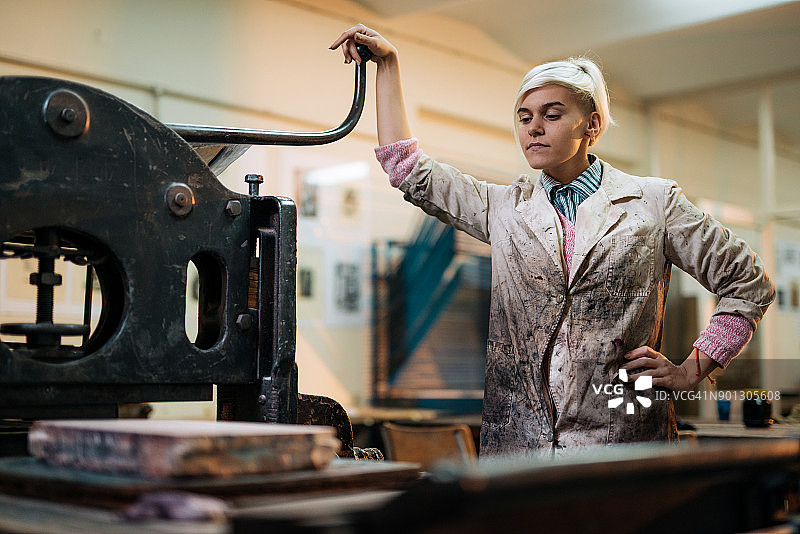 新公司里的老式印刷机械图片素材