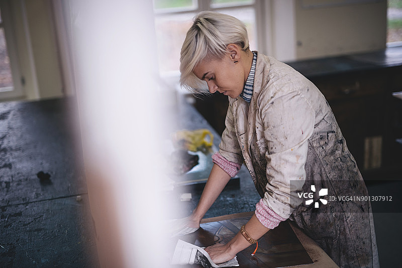 我每天都在工作，但我乐在其中图片素材