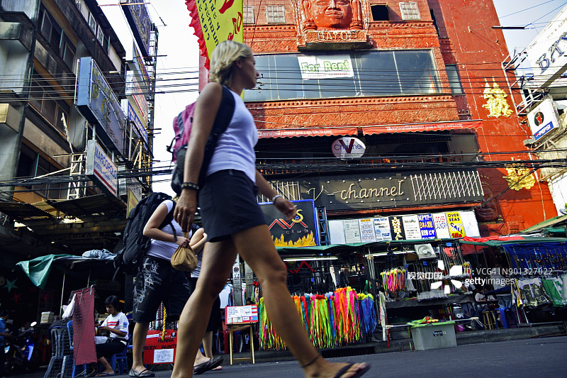 考山路的背包客图片素材