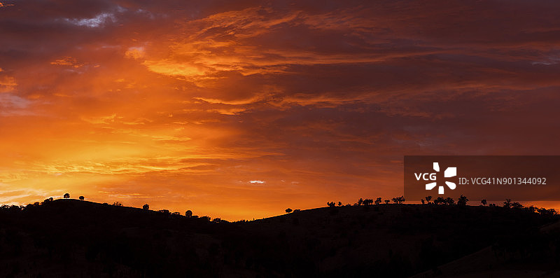 云彩中的日出色彩与山脉的轮廓图片素材