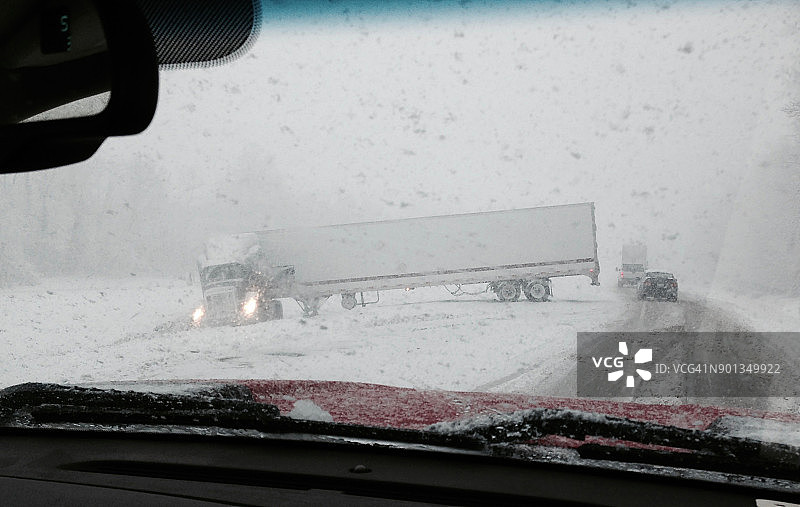 雪和雨夹雪，半挂车折叠图片素材