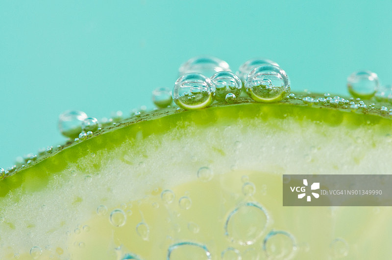 玻璃杯中柠檬苏打水特写图片素材