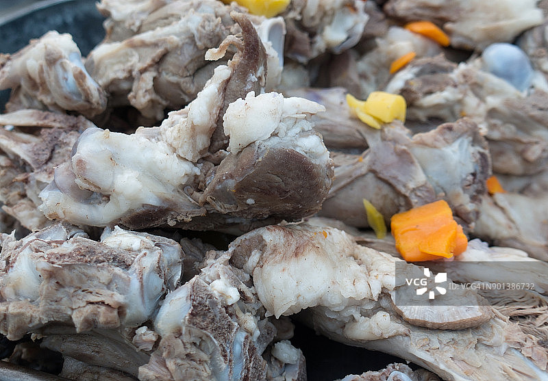 手抓新疆吐鲁番市场的羊肉图片素材