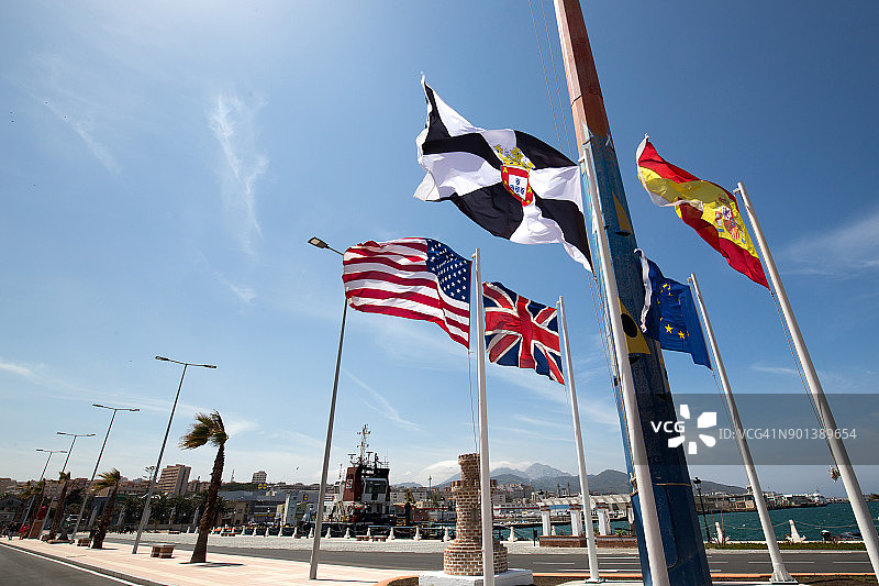 西班牙休达港口的旗帜图片素材