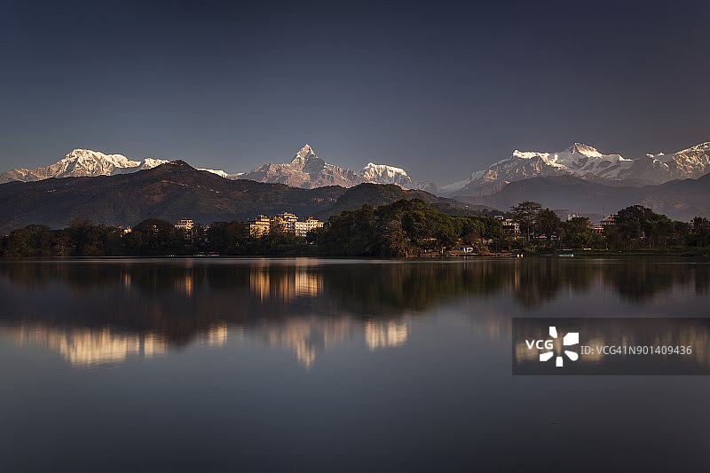 尼泊尔博卡拉费瓦湖及鱼尾峰等山脉的倒影美景图片素材