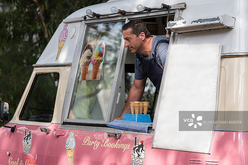 从卡车上卸行李的人图片素材