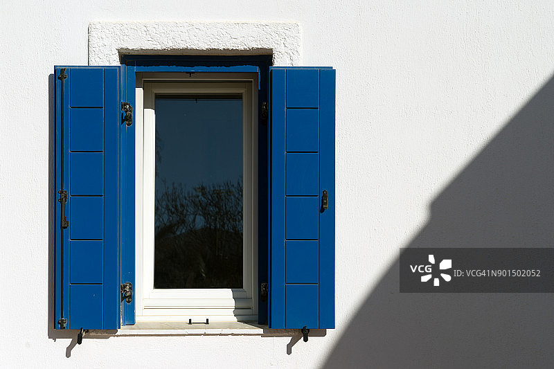 希腊圣托里尼岛独特的蓝色窗户图片素材