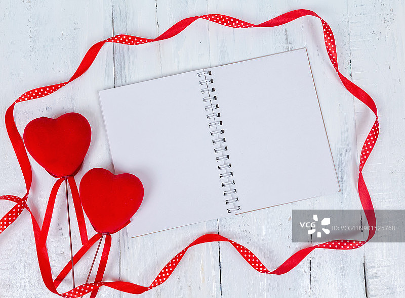 情人节玩具心和记事本，用于您的文本。木桌上的顶部视图图片素材