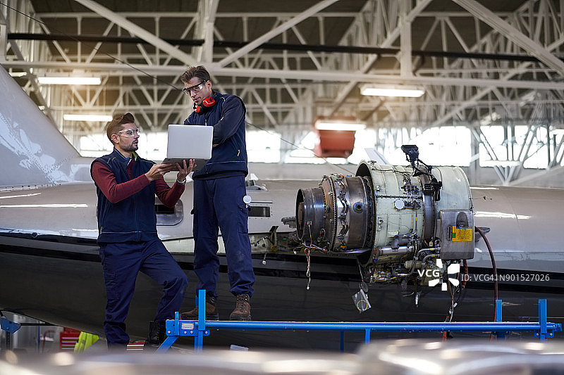 机库中的飞机机械师图片素材