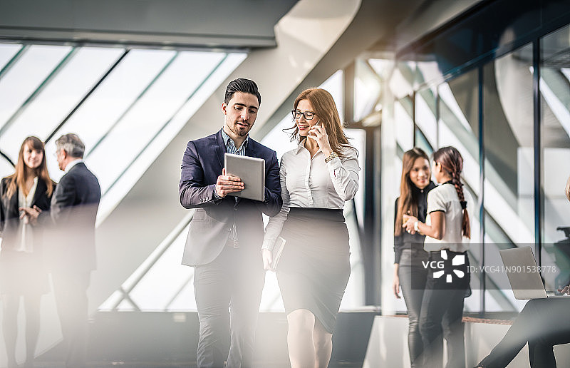 商务人士在办公室讨论图片素材