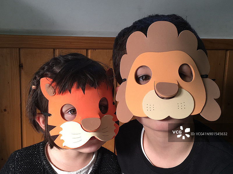 戴着动物面具的两个小孩图片素材