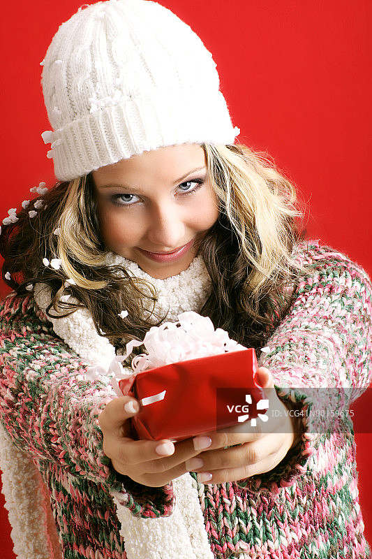 拿着礼物的漂亮女人图片素材