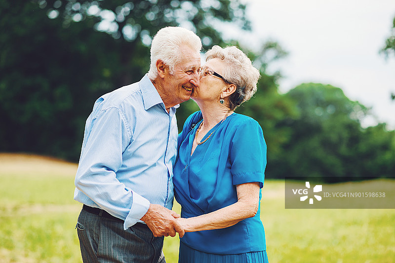 在公园里接吻的年长夫妇图片素材