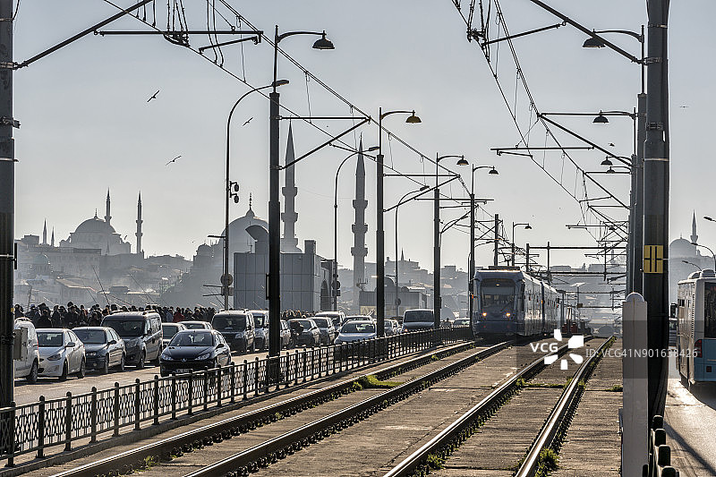 土耳其伊斯坦布尔加拉塔桥上的有轨电车图片素材