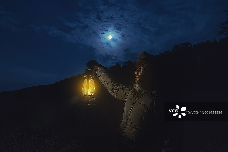 夜晚的神秘男子图片素材