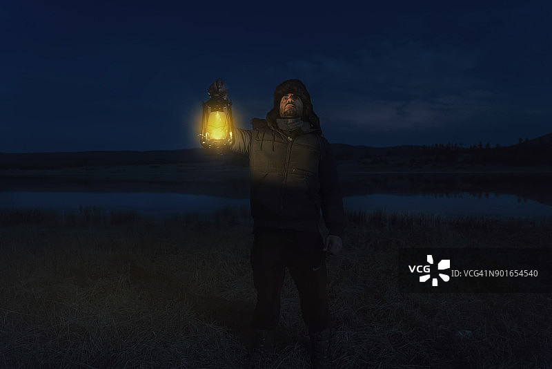 夜晚的神秘男子图片素材