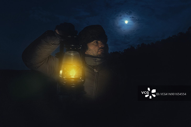 夜晚的神秘男子图片素材