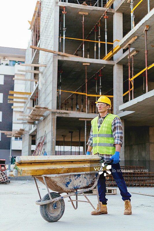 建筑工人用手推车工作图片素材