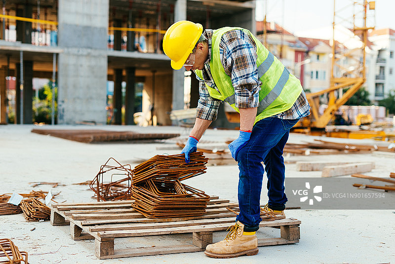 在建筑工地穿戴全套防护装备的建筑工人图片素材