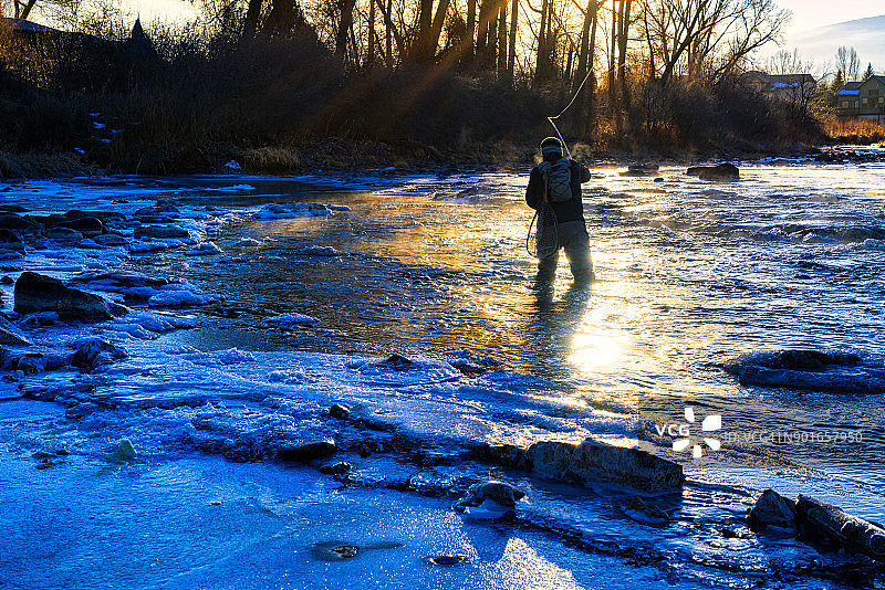 冬季飞蝇钓鱼人图片素材