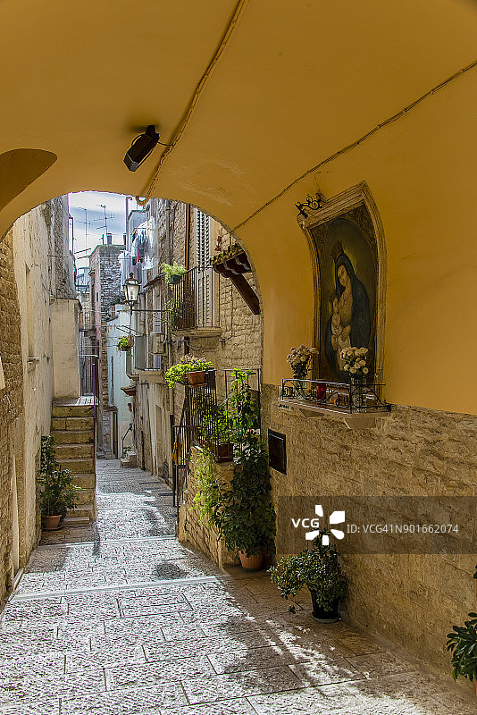 通往圣母玛利亚宗教圣地的通道 - 意大利帕洛德尔科莱图片素材
