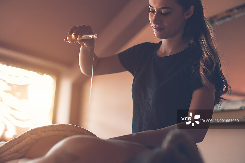 女人倾倒按摩精油图片素材