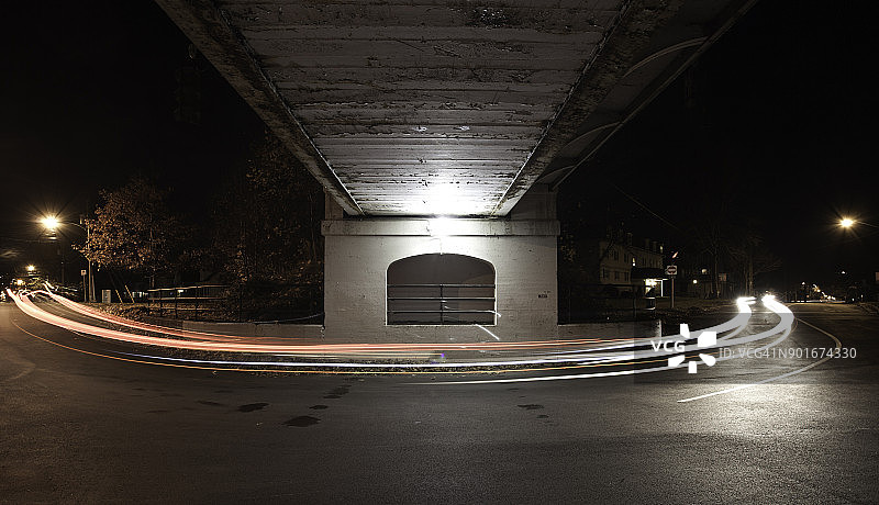 桥下汽车光轨图片素材