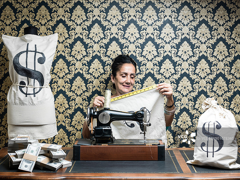 女裁缝设计美元钱袋图片素材